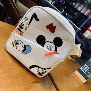 Mini sac à dos Mickey Mouse pour enfant blanc avec un fond un bureau