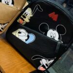 Mini sac à dos Mickey Mouse pour enfant noir avec un fond une chaise en bois