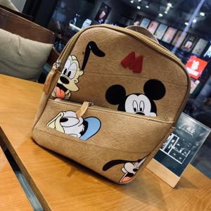 Mini sac à dos Mickey Mouse pour enfant beige avec un fond une table en bois