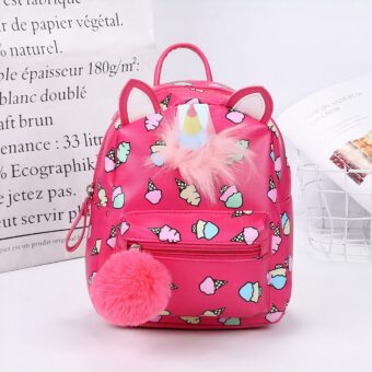 Mini sac à dos licorne motif glace au cornet rose avec un fond blanc et un poster avec des écritures noir