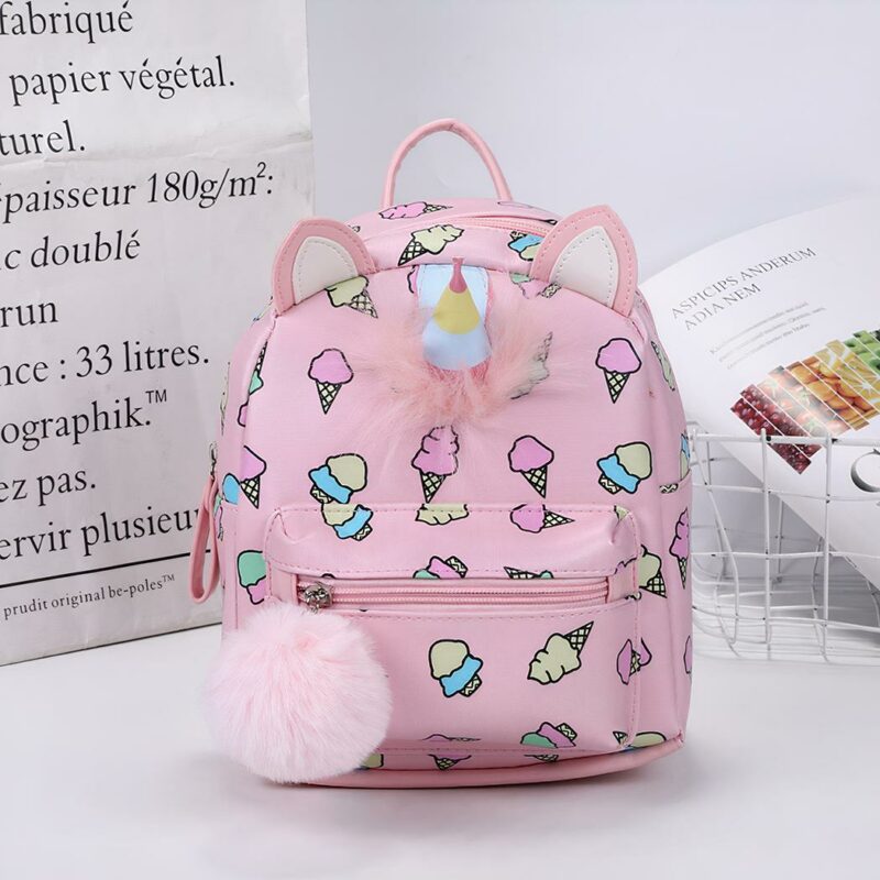 Mini sac à dos licorne motif glace au cornet rose avec un fond blanc avec un poster avec des lettres noir