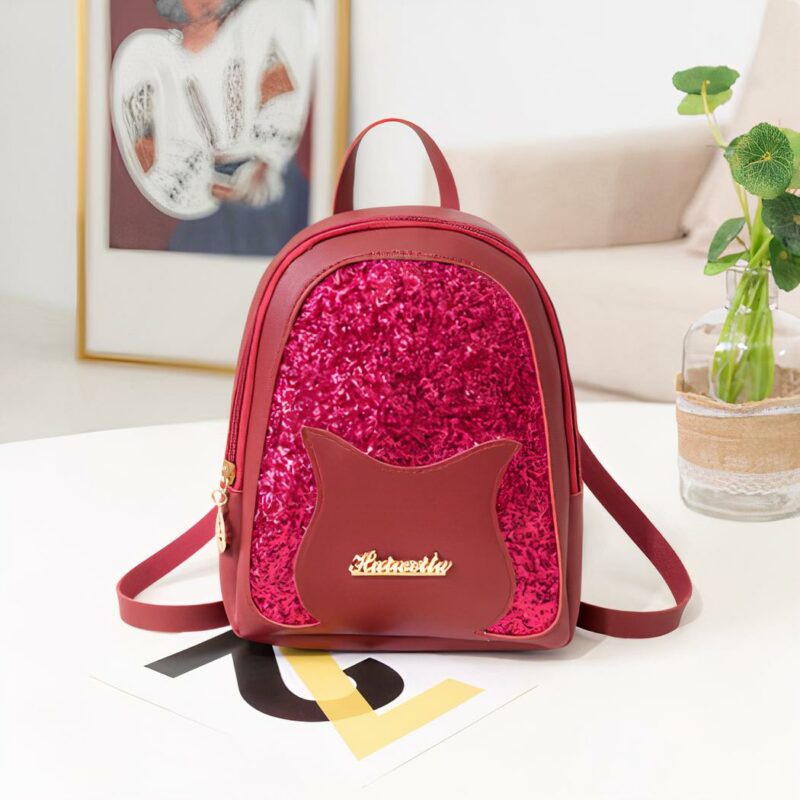 Mini sac à dos à paillette pour fille bordeaux avec une cadre photos sur une table dans une maison