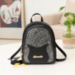 Mini sac à dos à paillette pour fille noir avec un fond un canapé, un cadre et un vase avec une plante verte