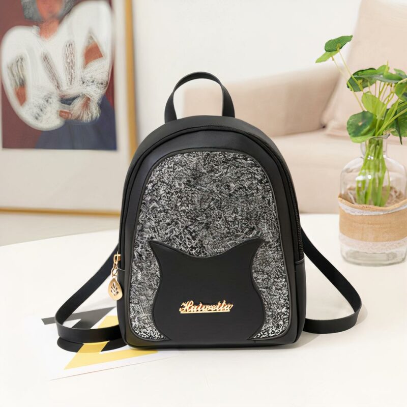 Mini sac à dos à paillette pour fille noir avec un fond un canapé, un cadre et un vase avec une plante verte