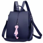 Sac à dos de ski avec ajustement vertébral bleu avec un fond blanc
