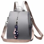 Sac à dos Oxford avec pendentif pour femme rose et gris avec un fond blanc