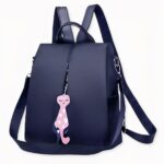 Craquez pour ce petit sac à dos Oxford avec pendentif pour femme ! Très simple, il sera votre principal allié pour apporter une touche tendance à vos tenues. De plus, ce sac s’alliera facilement à toute votre garde-robe. Son joli pendentif lui apporte une touche d’originalité qui fait de lui un sac intemporel et unique !