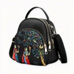 Mini sac à dos à motif arbre pour femme sur fond gris clair.