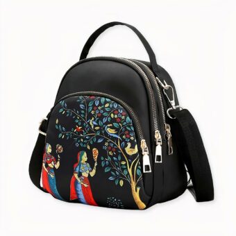 Mini sac à dos à motif arbre pour femme sur fond gris clair.
