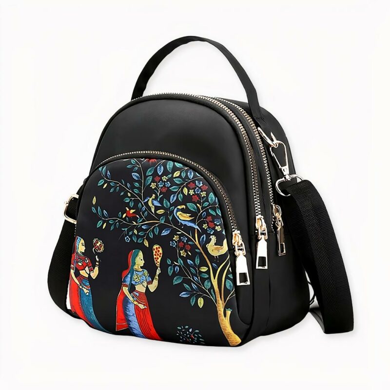 Mini sac à dos à motif arbre pour femme sur fond gris clair.