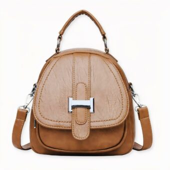 Laissez-vous séduire par ce mini sac à dos en cuir multipoche pour femme. Un mignon sac à dos qui vous sera indispensable pour les petits déplacements du quotidien. Avec son petit format et son poids plume, il est impossible de ne pas aimer le porter.