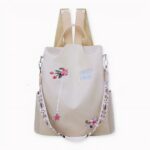 Découvrez ce joli sac à dos brodé fleurs pour femme. Il a plus d’un tour dans son sac ! Ce sac à dos peut contenir un ordinateur, des livres, le nécessaire pour aller étudier et travailler. Grâce à sa matière étanche, plus de stress de mouiller votre ordinateur lors de vos déplacements.