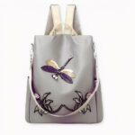 Découvrez ce sac à dos brodé motif fleur et papillon pour femme au style classique. Avec son motif papillon et original, ce sac ne manquera pas de séduire les femmes en quête d’originalité. Ce sac à dos donnera une jolie touche élégante à votre look. Il peut être porté par une femme que par une adolescente pour aller à l’école ou au bureau.