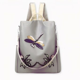 Découvrez ce sac à dos brodé motif fleur et papillon pour femme au style classique. Avec son motif papillon et original, ce sac ne manquera pas de séduire les femmes en quête d’originalité. Ce sac à dos donnera une jolie touche élégante à votre look. Il peut être porté par une femme que par une adolescente pour aller à l’école ou au bureau.