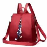Sac à dos Oxford avec pendentif pour femme rouge avec un fond blanc