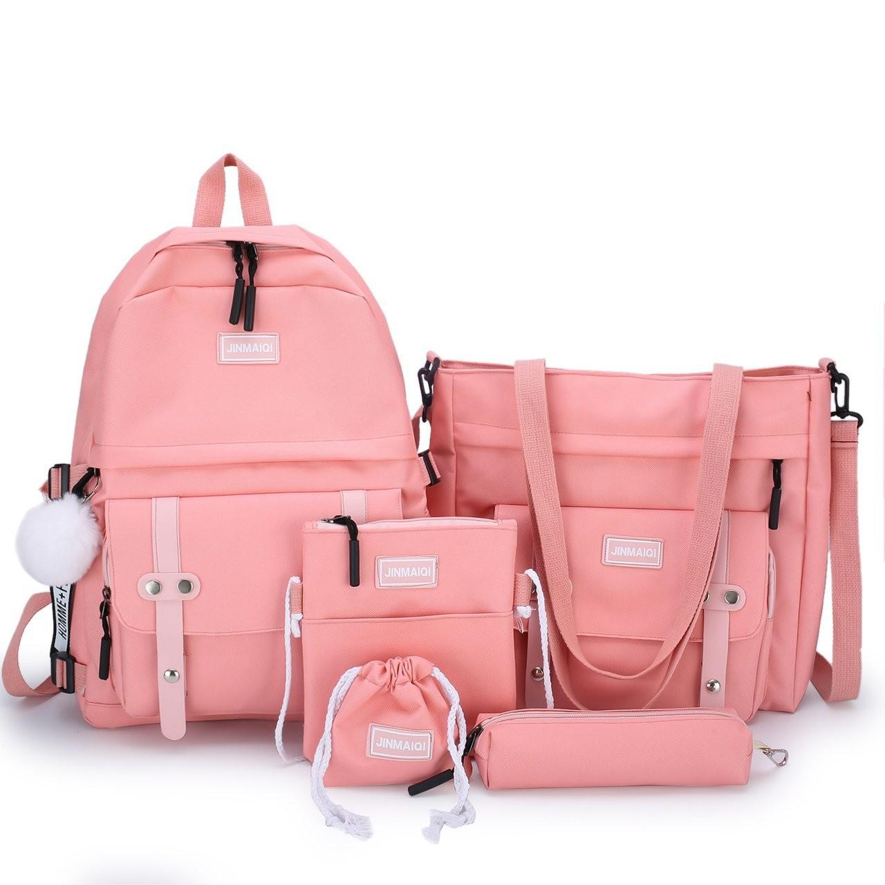 Ensemble de sacs à dos avec pendentif pompon rose avec un fond blanc
