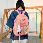 Sac à dos en tissu Oxford quatre pièces avec porte-clés peluche dans le dos d'une fille