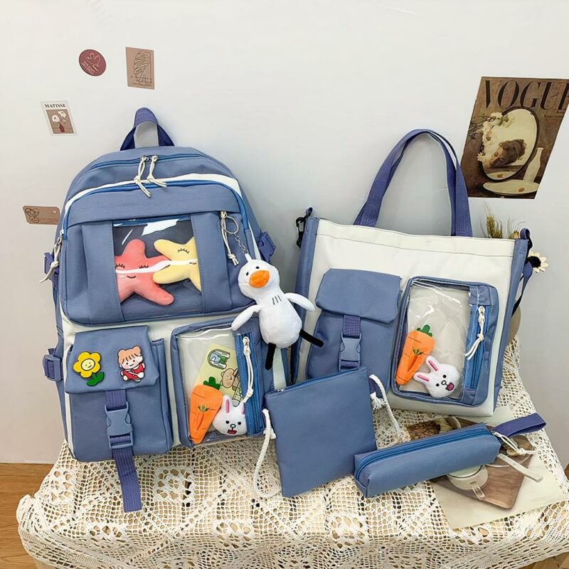 Sac à dos en tissu Oxford quatre pièces avec porte-clés peluche bleu avec un fond un mur blanc, avec des cadres