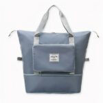 Difficile de trouver un sac à la fois pratique et stylé pour vous accompagner dans vos aventures ? Ne cherchez plus, ce sac cabas étanche et pliable est fait pour vous ! Vous allez être surpris par sa grande capacité de stockage, ses nombreuses poches ainsi que sa fonction pliable permet d'être ranger facilement