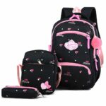 on voit sur un fond blanc trois sacs noir et rose un sac à dos un sac bandoulière et une trousse
