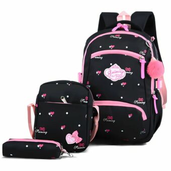 on voit sur un fond blanc trois sacs noir et rose un sac à dos un sac bandoulière et une trousse