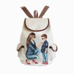 Sac à dos blanc avec les contours marron, avec un motif représentant une mère et son fils de profil