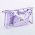 Ensemble de 3 trousses de maquillage pour femme violet et transparent avec un fond blanc