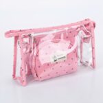 Ensemble de 3 trousses de maquillage pour femme rose et transparent avec un fond blanc