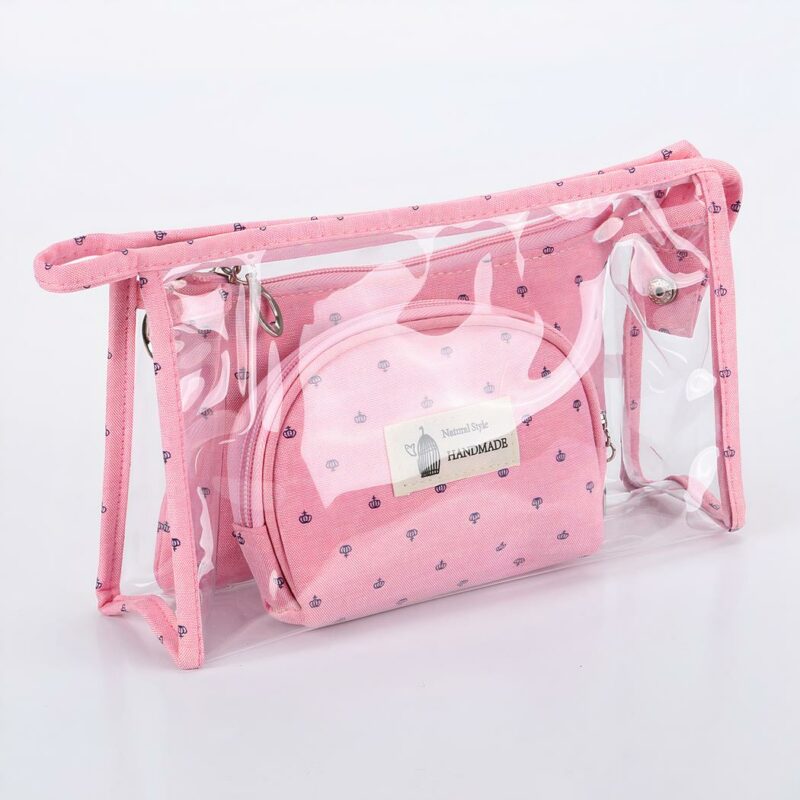 Ensemble de 3 trousses de maquillage pour femme rose et transparent avec un fond blanc