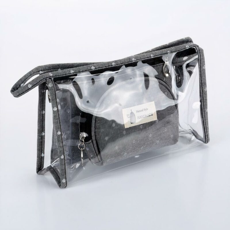 Ensemble de 3 trousses de maquillage pour femme noir et transparent avec un fond blanc