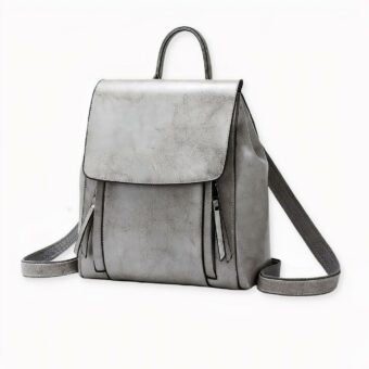 Vous recherchez un sac à dos élégant et spacieux qui est également confortable à porter ? Découvrez notre sac à dos à bandoulière en cuir véritable pour femme. Fabriqué à partir de cuir véritable de haute qualité, ce sac à dos est conçu pour durer.