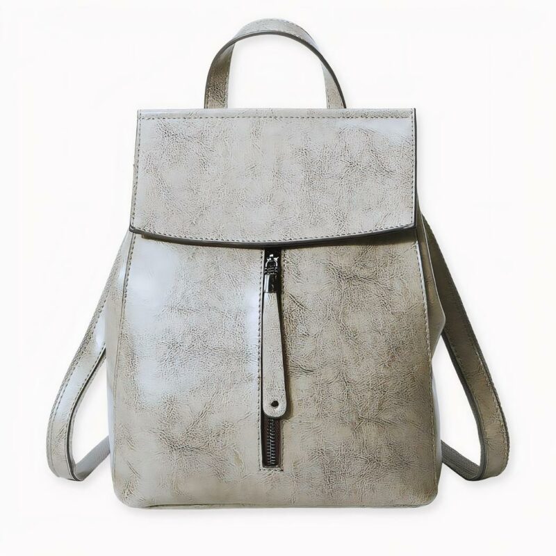 Ce sac à dos en cuir de style vintage est parfait pour la femme moderne en déplacement. Il est fait de cuir de vache véritable, il est donc durable et solide, et il est également résistant à l'eau et à l'usure. De plus, il est suffisamment spacieux pour contenir tous vos essentiels et il est doté d'une bandoulière confortable pour un transport facile.