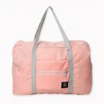 Sac de voyage pliable à grande capacité sur fond gris clair.