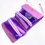 Sac à cosmétiques multipoches pour femmes rose et violet avec un fond blanc
