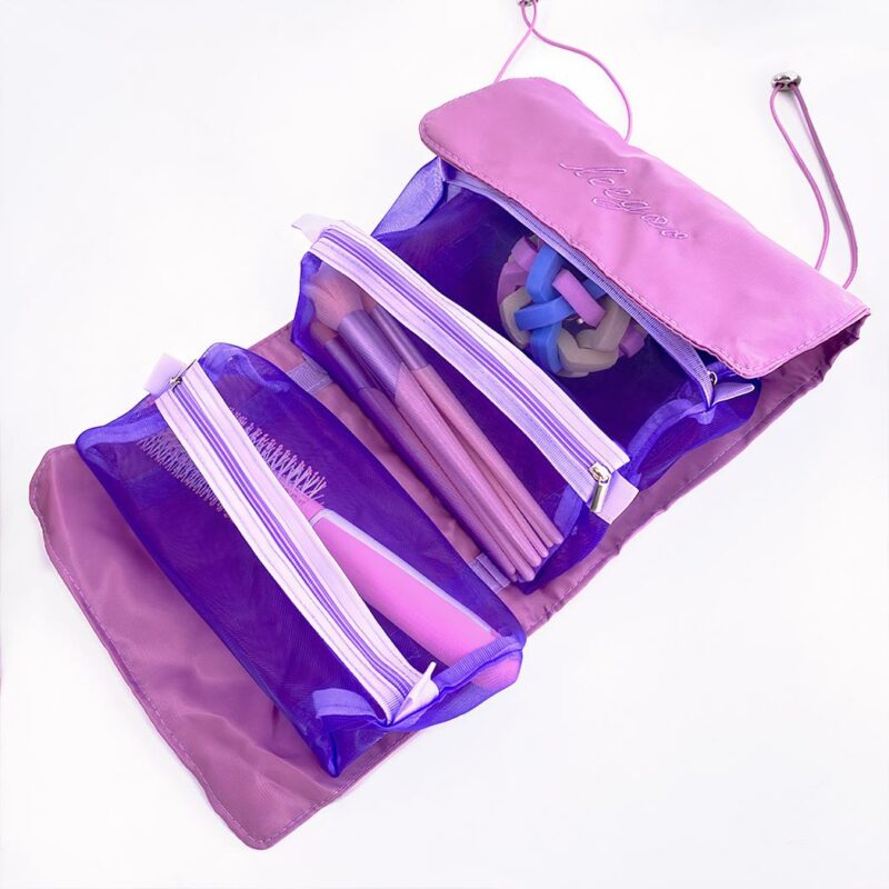 Sac à cosmétiques multipoches pour femmes rose et violet avec un fond blanc