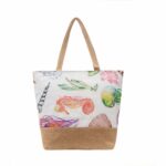 Sac de plage à fleurs bandoulière pour femme avec un fond blanc