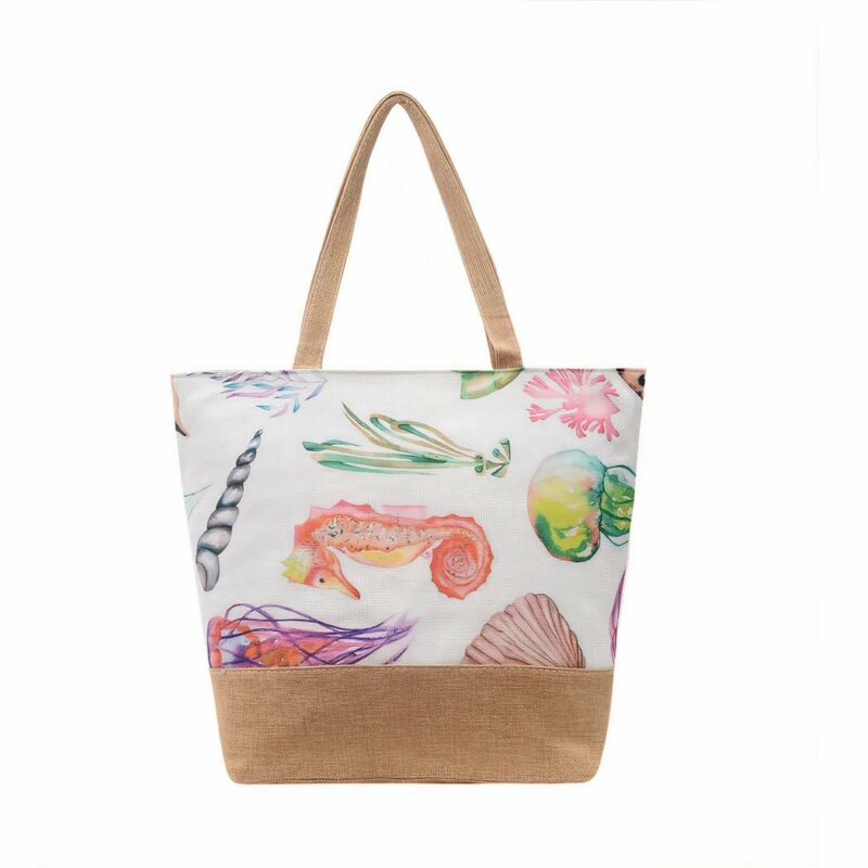 Sac de plage à fleurs bandoulière pour femme avec un fond blanc