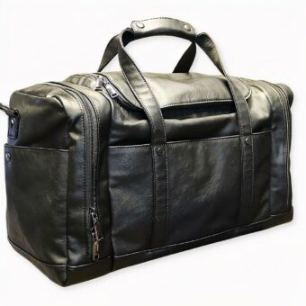 Grand sac de voyage multipoche en cuir végan noir sur fond gris clair.