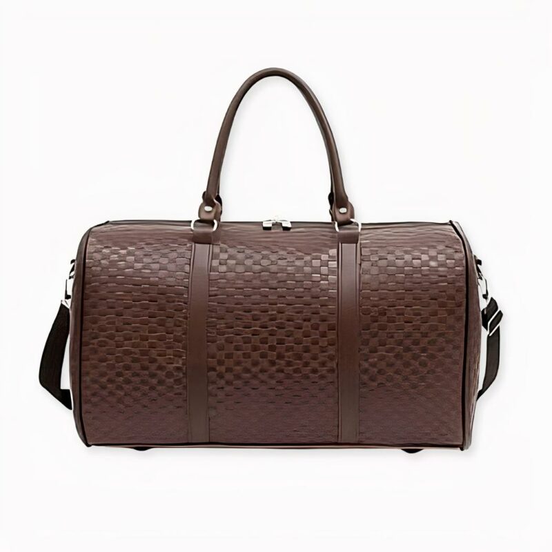 Grand sac de voyage imperméable en imitation cuir en version marron, sur fond gris clair.