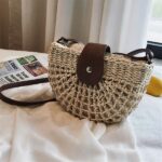 Sac bandoulière bohème d'été pour femme sur un lit avec fermeture en marron