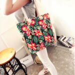 Sac cabas floral de plage pour femme multicolore avec une femme qui porte le sac
