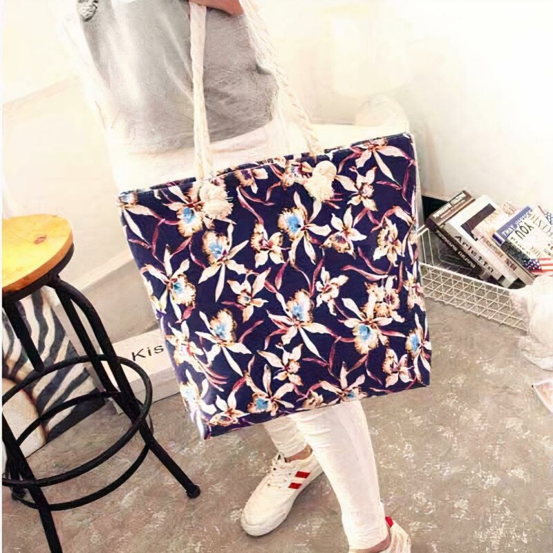 Sac cabas floral de plage pour femme porté par une femme avec une chaise dans une maison