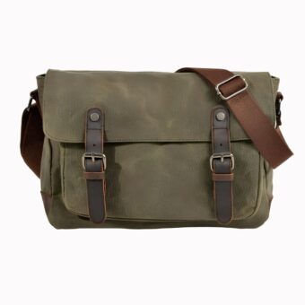 Sac à bandoulière style vintage décontracté en toile et similicuir de couleur kaki sur fond gris très clair.