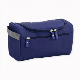 Vous aimez être organisé ? Eh bien, ce sac à cosmétiques est parfait pour vous ! Il comporte plusieurs poches pour que vous puissiez ranger tous vos produits de maquillage et de beauté au même endroit. Et il est parfait pour les voyages, car il est léger et ne prend pas beaucoup de place. Fabriqué en nylon et polyester de qualité, ce sac est durable et pratique.