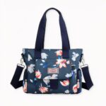 Ce sac à main motif à floral pour femmes est exactement ce dont vous avez besoin pour ajouter une touche de style à votre tenue de travail ou de voyage. Le tissu en polyester est à la mode et durable, ce qui en fait un choix parfait pour une utilisation quotidienne. Que vous vous rendiez au bureau ou que vous preniez la route, ce sac à main vous aidera à tout garder organisé et à portée de main.