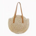 Envie d'un sac pratique et élégant pour aller à la plage ? Voici notre superbe sac de plage en paille rond pour femme ! Son style bohème est parfait pour l'été et se marie facilement avec toutes sortes de tenues estivales