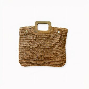Envie d'un sac pratique et tendance pour sortir cet été ? Découvrez notre nouveau sac de plage en paille pour femme ! Parfait pour l'été, son style bohème s'adapte facilement à n'importe quel style vestimentaire et sa grande dimension vous permet d'emporter tout le nécessaires pour la journée.