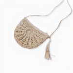 Envie d'un sac tendance pour cet été ? Alors ne loupez pas notre magnifique sac en paille tressée demi-rond pour femme ! Idéal pour vos escapades à la plage, à la piscine ou vos sorties shopping, ce sac bohème sera vous mettre en valeur !