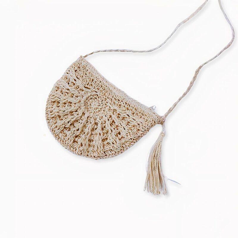 Envie d'un sac tendance pour cet été ? Alors ne loupez pas notre magnifique sac en paille tressée demi-rond pour femme ! Idéal pour vos escapades à la plage, à la piscine ou vos sorties shopping, ce sac bohème sera vous mettre en valeur !
