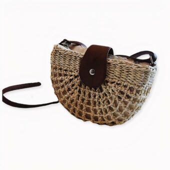 À la recherche de la petite merveille qui fera la différence cet été ? Ne passez pas à côté de notre magnifique sac bandoulière bohème en paille ! Ce petit bijou est l'accessoire idéal pour affirmer votre style et ajouter une touche élégante à votre look !